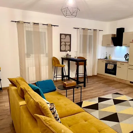 Stylish Close To Wiener Neustadt Apartment *